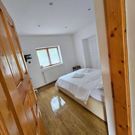 Casa De Pe Lac Fedelesoiu , Villa Ramnicu Valcea