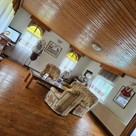 Casa De Pe Lac Fedelesoiu , Villa Ramnicu Valcea